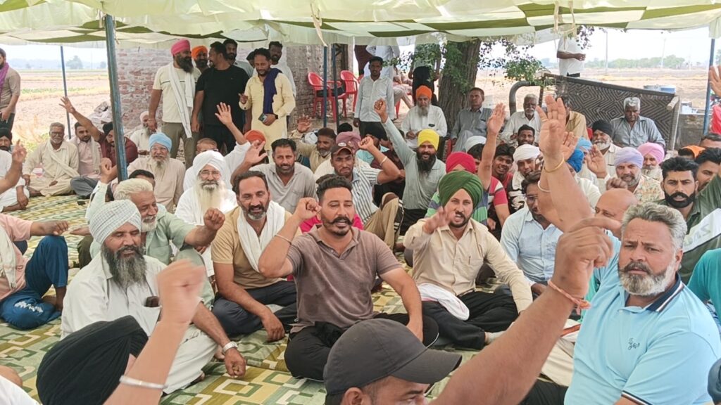 सरपंच गुरमीत सिंह तथा म्योंद कला के सरपंच प्रतिनिधि गोविंद कुमार के नेतृत्व में ग्रामीणों ने 33 केवी बिजली घर के पास खेतों में धरना प्रदर्शन किया।