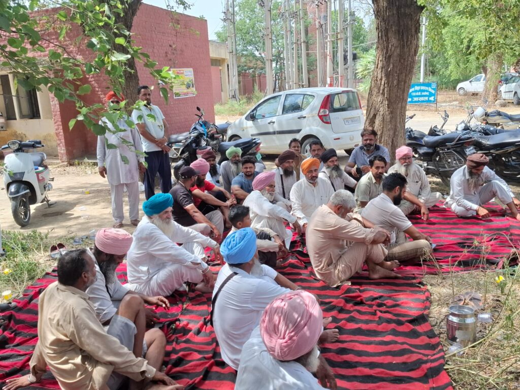 जाखल चांदपुरा–म्योंद कलां–म्योंद खुर्द के बीच बिजली विवाद गरमाया बिजली की माँग को लेकर गांव चांदपुरा ग्रामीण धरना देते हुए