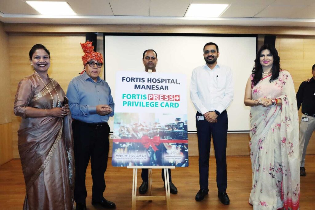 मानेसर के फोर्टिस हॉस्पिटल में आयोजित कार्यक्रम में मुख्यातिथि सहित हॉस्पिटल डायरेक्टर व श्रमजीवी पत्रकार संघ प्रदेश अध्यक्ष