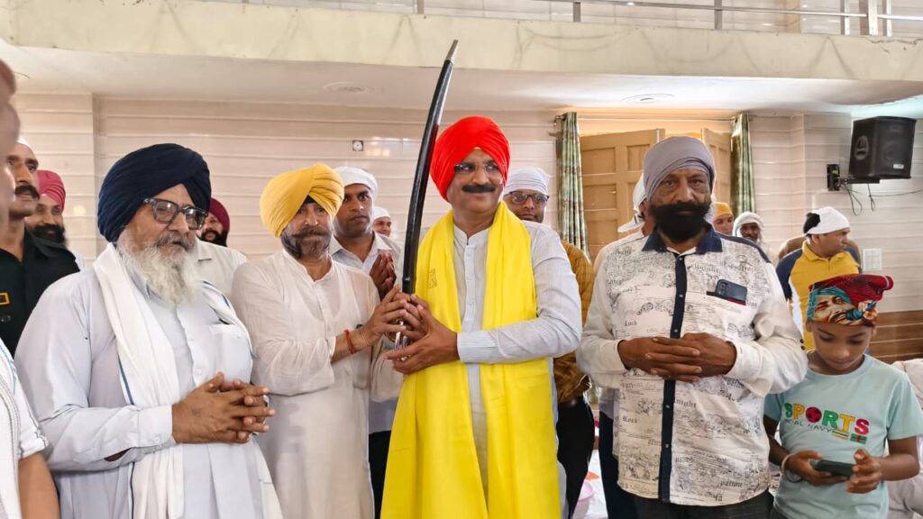 गुरुद्वारा सिंह सभा में कार्यक्रम में कैबिनेट मंत्री कृष्ण बेदी को तलवार भेंट करते गुरूद्वारा सिंह सभा के पदाधिकारी
