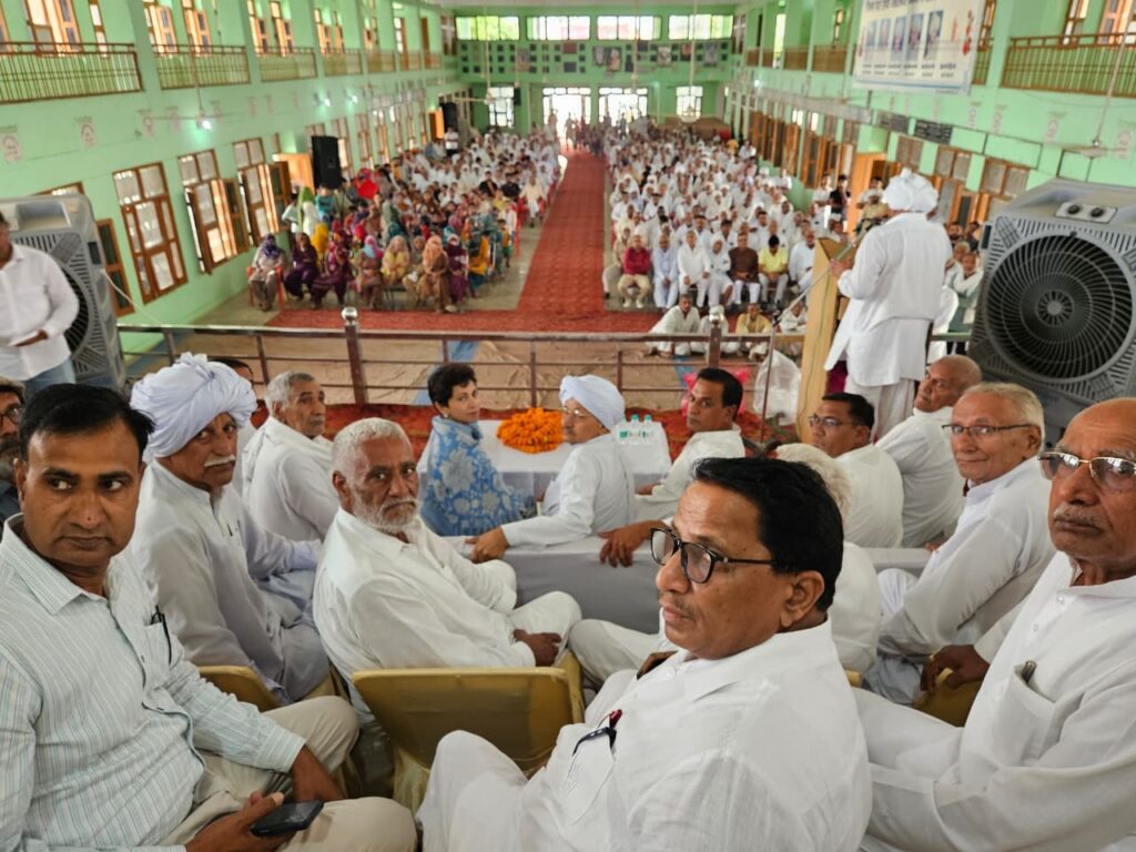 नरवाना : दनौदा में आयोजित कार्यक्रम मंच पर मौजुद में सांसद कुमारी सैलजा