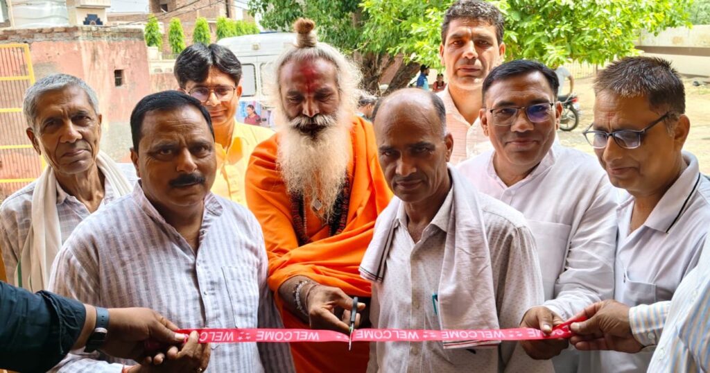 नरवाना में आदित्य नि:शुल्क मोबाइल अस्पताल वैन बनी गरीबों का सहारा, कैंप का शुभारंभ रिबन काट कर करते हुए मंदिर महंत बाबा भूमानंद भारती ।
