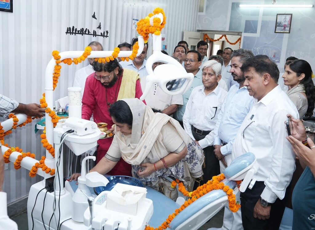 नरवाना के जयराम अस्पताल में अत्याधुनिक डेंटल चेयर का शुभारंभ, अब मिलेंगी विश्वस्तरीय स्वास्थ्य सेवाएं नरवाना : जयराम अस्पताल में कुरुक्षेत्र विश्वविद्यालय के पूर्व प्रधान एवं स्वतंत्रता समूह सेवा समिति के चैयरमैन प्रदीप मोर द्वारा उपलब्ध करवाई अत्याधुनिक डेंटल चेयर शुभारंभ करते नरवाना के प्रसिद्ध समाजसेवी प्रदीप मोर की धर्मपत्नी श्रीमती संतोष मोर