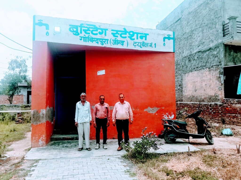 अभियांत्रिकी विभाग के जिला सलाहकार रणधीर मताना ने आज दनोदा व गोबिंदपुरा में ग्राम जल एवं सीवरेज समिति के सदस्यो से मिलने