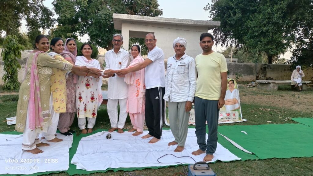 नरवाना : नेहरू पार्क में 15 दिवसीय योग व प्राणायाम शिविर के दौरान साधक व योग शिक्षक