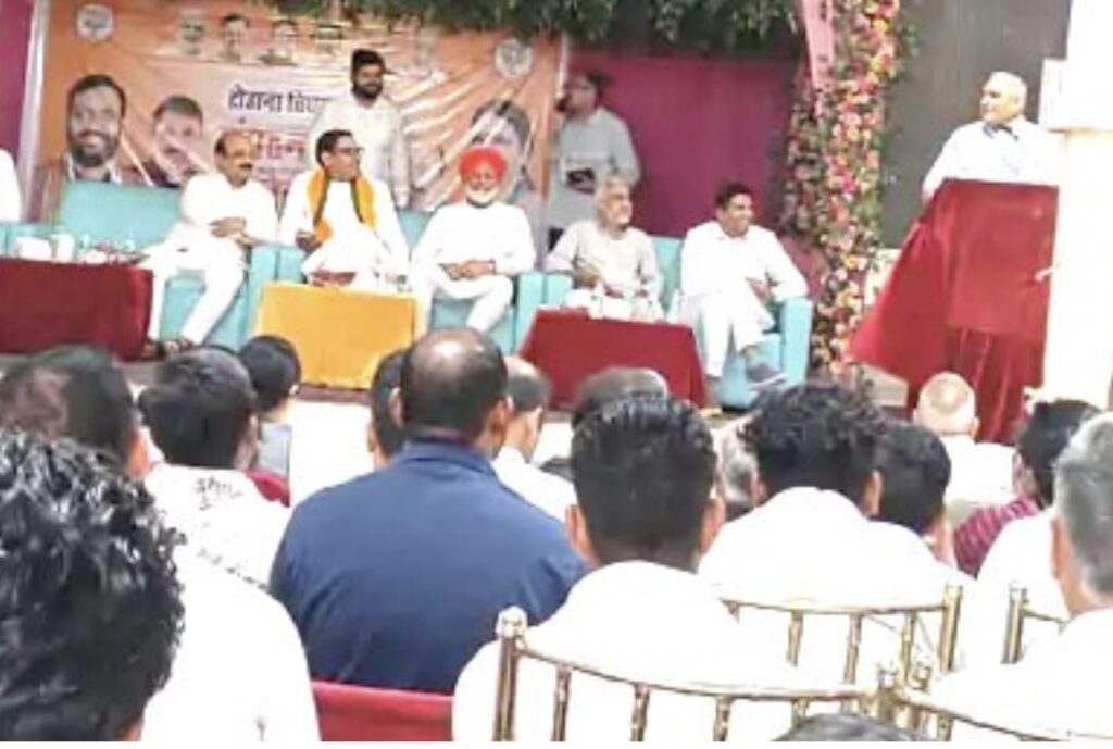 चित्र टोहाना में आयोजित टोहाना विधानसभा संगठनात्मक बैठक में लगे फ्लेक्स से बराला की फोटो गायब