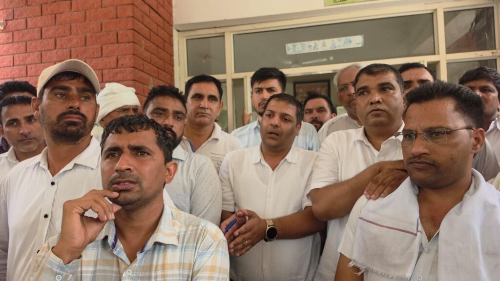 नरवाना गोलीकांड: बिजली कर्मचारियों के धरने के बाद पुलिस ने जोड़ी नई धाराएं नरवाना : सदर थाना में एसएचओ के साथ वार्ता के बाद कर्मचारियों को जानकारी देते एक्सईएन जोगेंद्र कौशिक