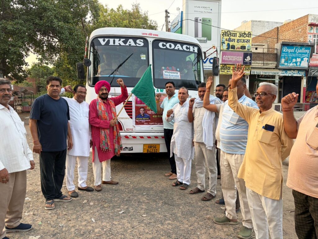 फादर्स डे पर नरवाना से बनभौरी धाम के लिए 55वीं नि:शुल्क बस यात्रा रवाना नरवाना : नरवाना वेलफेयर मंच के संयोजक हरचरण सरदार द्वारा हरी झंडी दिखाकर रवाना करते हुए ।