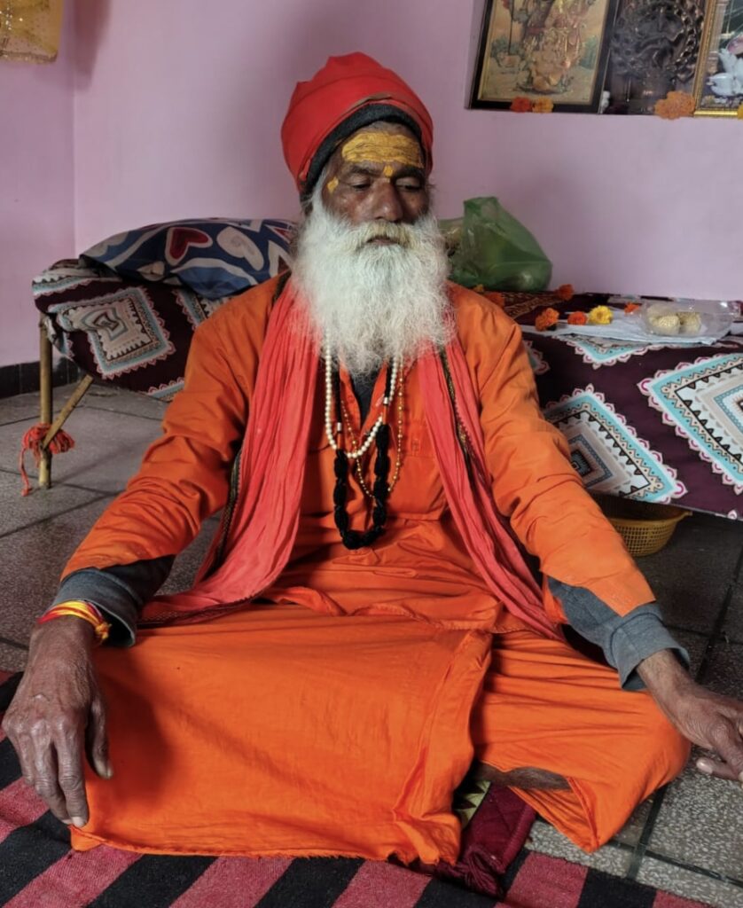 बाबैन नागेश्वर महादेव मंदिर हादसा: बाबा नटराज गिरी की समाधि पर श्रद्धांजलि, बाबा नटराज गिरी को श्रद्धांजलि देने के लिए लोगों को लगा हुआ है तांता