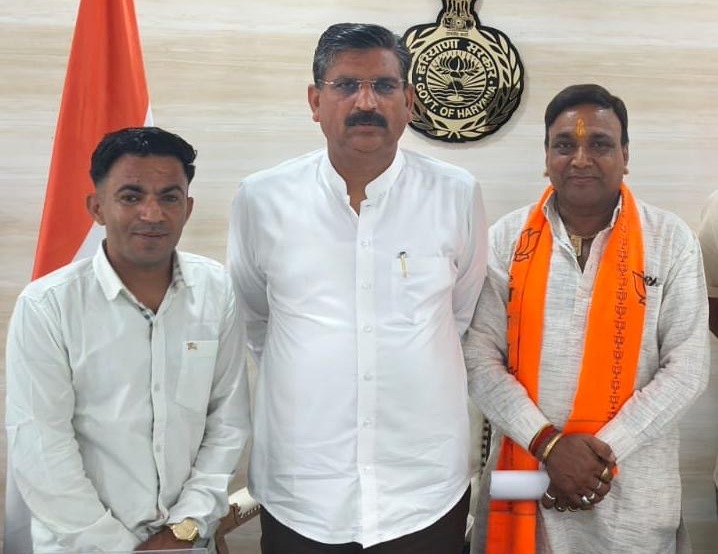 खानपुर गांव को पेयजल संकट से मिलेगी राहत नए सबमर्सिबल बोर निर्माण कार्य का हुआ शुभारंभ कैबिनेट मंत्री कृष्ण बेदी के साथ भाजपा जनकल्याण मंच के प्रदेश महामंत्री अशोक मेहरा व प्रदेश अध्यक्ष अशोक तिलकधारी