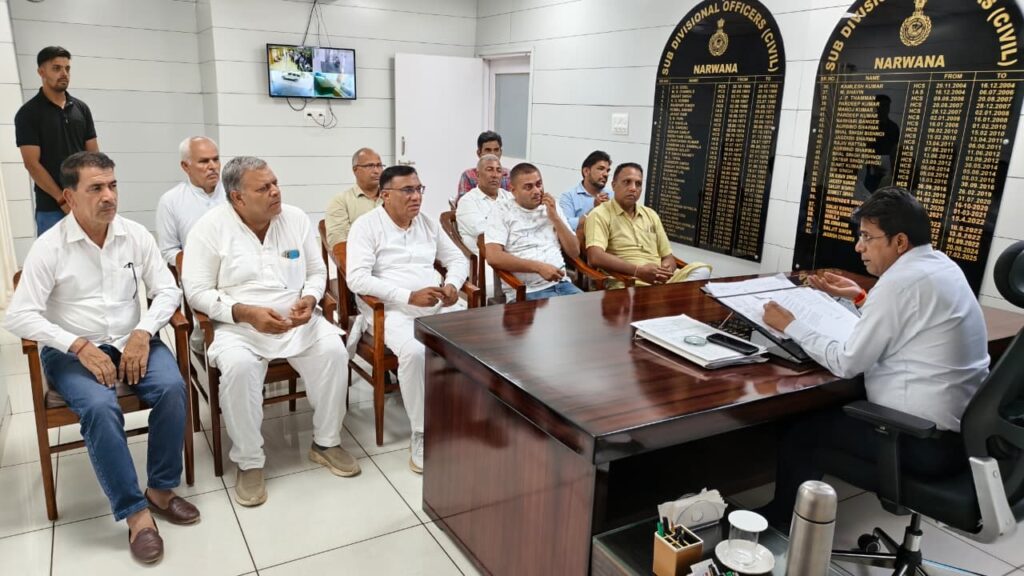 नरवाना में मतदाता सूची का विशेष गहन पुनरीक्षण 15 जून से शुरू, 2.27 लाख मतदाता होंगे कवर नरवाना : निर्वाचन पंजीयन अधिकारी एवं एसडीएम जगदीश चंद्र बुधवार को लघु सचिवालय स्थित अपने कार्यालय में सभी राजनैतिक दलों के प्रतिनिधियों की बैठक लेते हुए ।