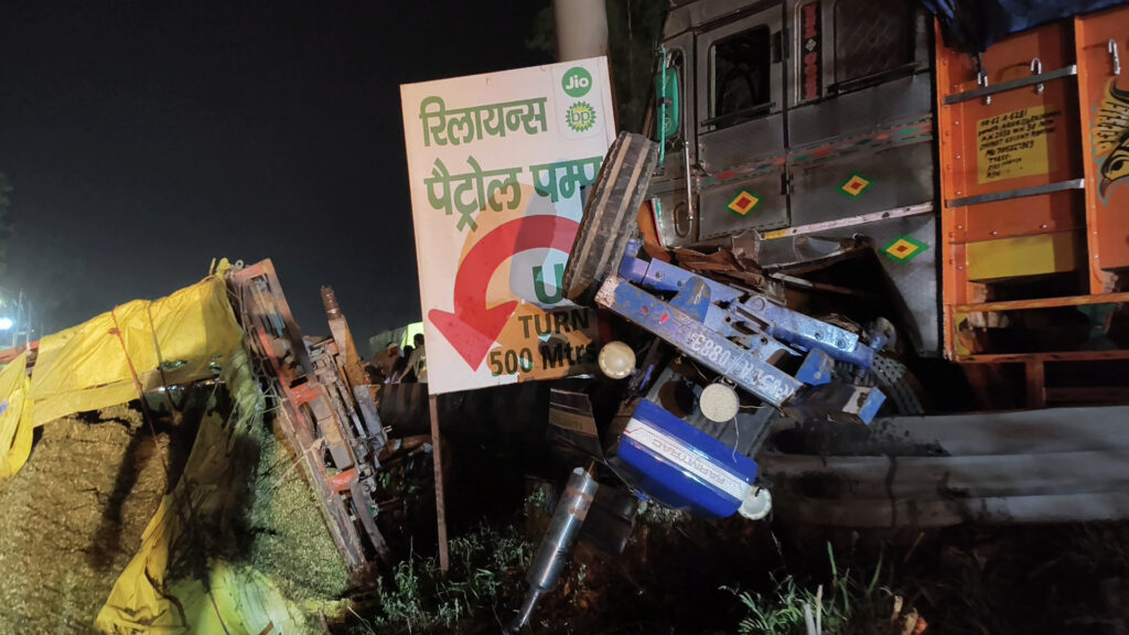 अचानक हुए हादसे के बाद बस में अफरा-तफरी और चीख-पुकार मच गई।