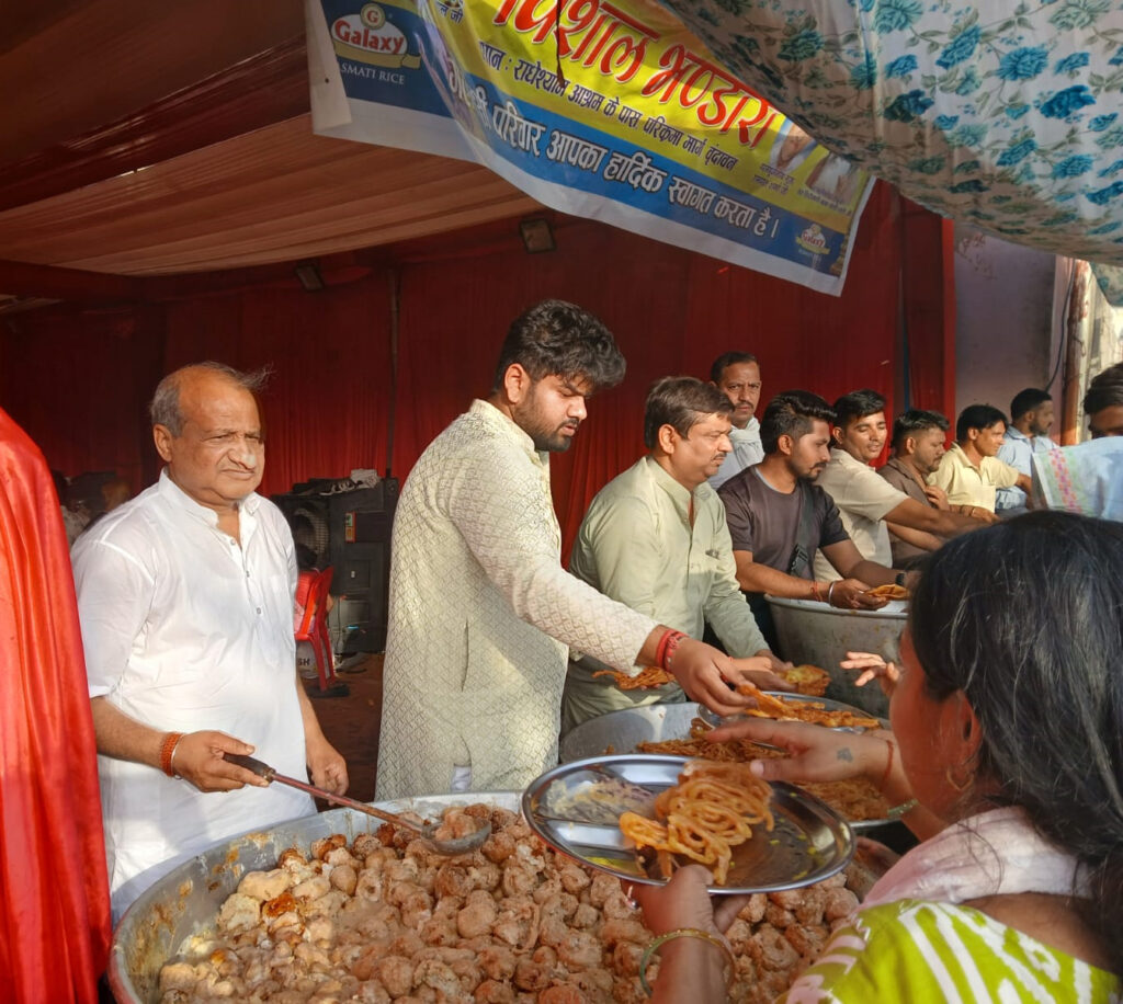 गैलेक्सी ग्रुप तरावड़ी द्वारा वृंदावन धाम की पावन भूमि पर भंडारे का आयोजन किया जा रहा है