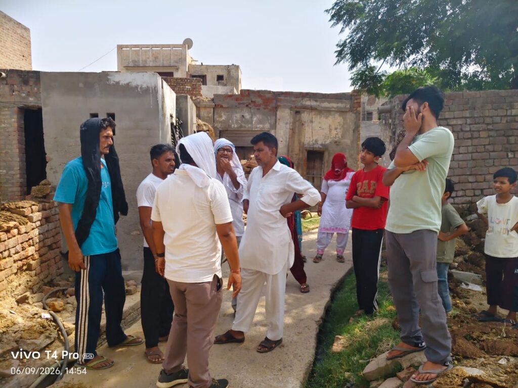 गांव सिंगवाल में जल संरक्षण अभियान के तहत ग्रामीणों को जागरूक करते जन स्वास्थ्य अभियांत्रिकी विभाग के अधिकारी