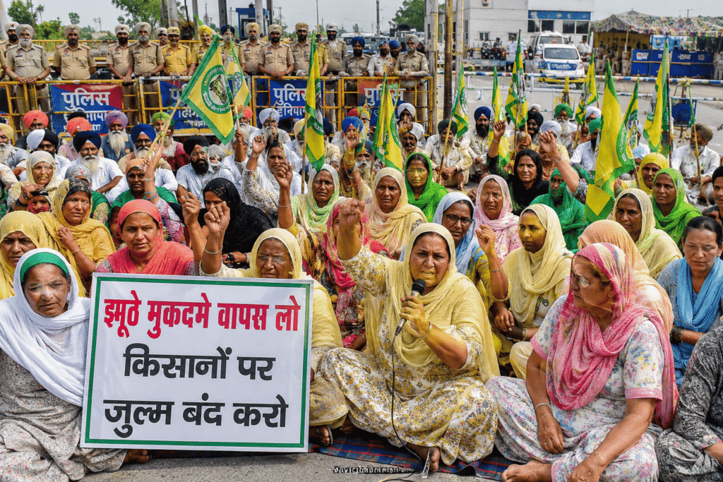पंजाब–हरियाणा बॉर्डर पर किसानों का बड़ा विरोध प्रदर्शन, धरने पर बैठी किसान महिलाएं, पुलिस बैरिकेडिंग के सामने नारेबाजी करती भीड़ और भाखड़ा नहर पाइपलाइन विवाद को लेकर बढ़ता तनाव।