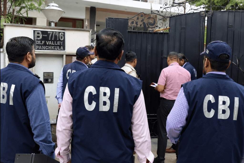 हरियाणा में कथित सरकारी फंड अनियमितता मामले की जांच के तहत पंचकूला स्थित एक आवास पर छापेमारी के दौरान प्रवेश करते सीबीआई अधिकारी। जांच एजेंसी ने आईएएस अधिकारियों से जुड़े कई ठिकानों पर तलाशी अभियान चलाकर महत्वपूर्ण दस्तावेज जब्त किए।