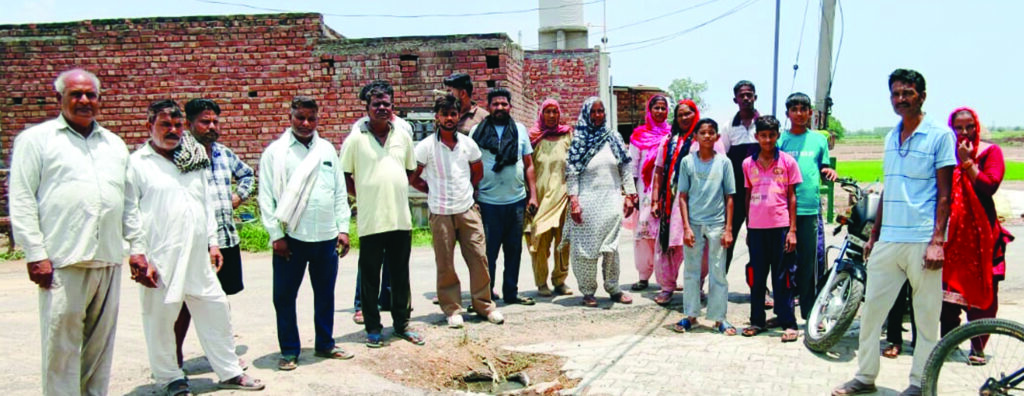 मुकंदमाजरा धनौरा गांव में लीक पेयजल पाइपलाइन और दूषित पानी को लेकर विरोध करते ग्रामीण