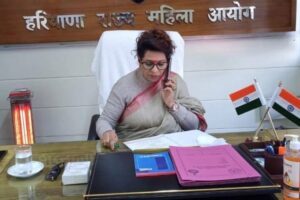 हरियाणा महिला आयोग की पूर्व चेयरपर्सन रेणु भाटिया के कार्यकाल, विवादों और महिला अधिकारों से जुड़े मामलों पर आधारित विशेष समाचार चित्र।"
