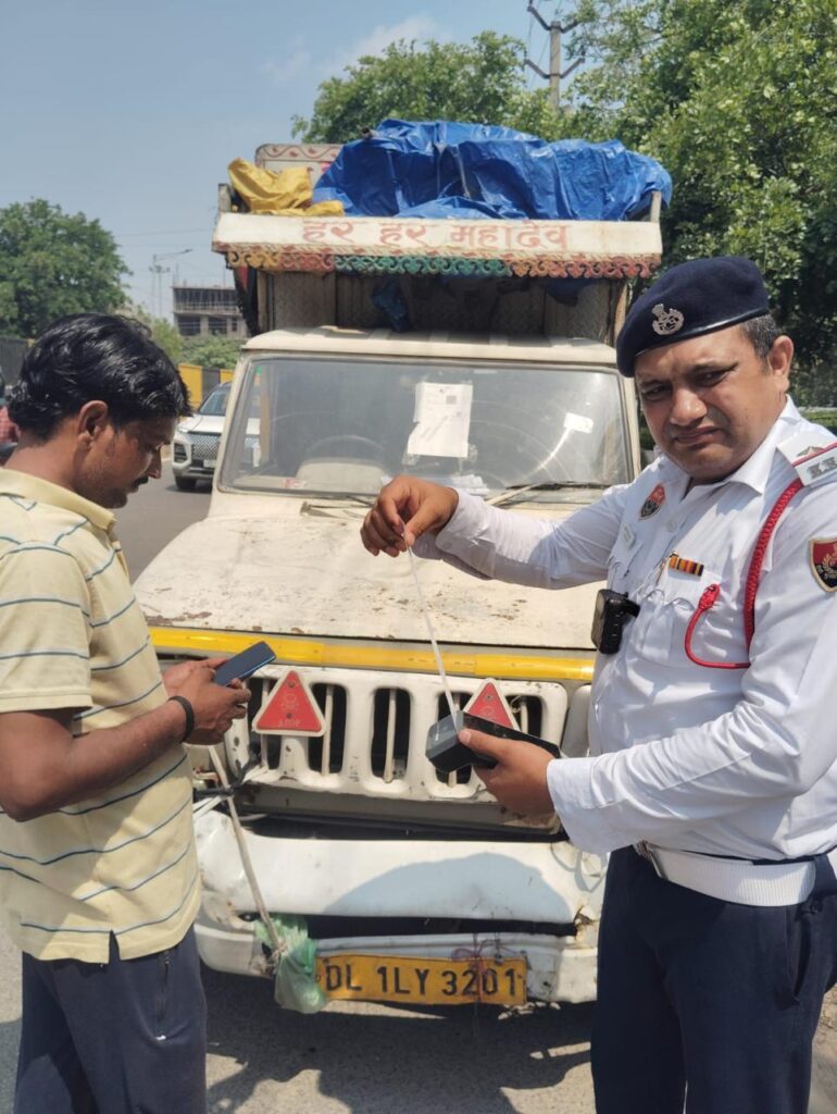 9,12,000 बकाया चालान भुगतान न करने पर पिकअप को किया इंपाउंड