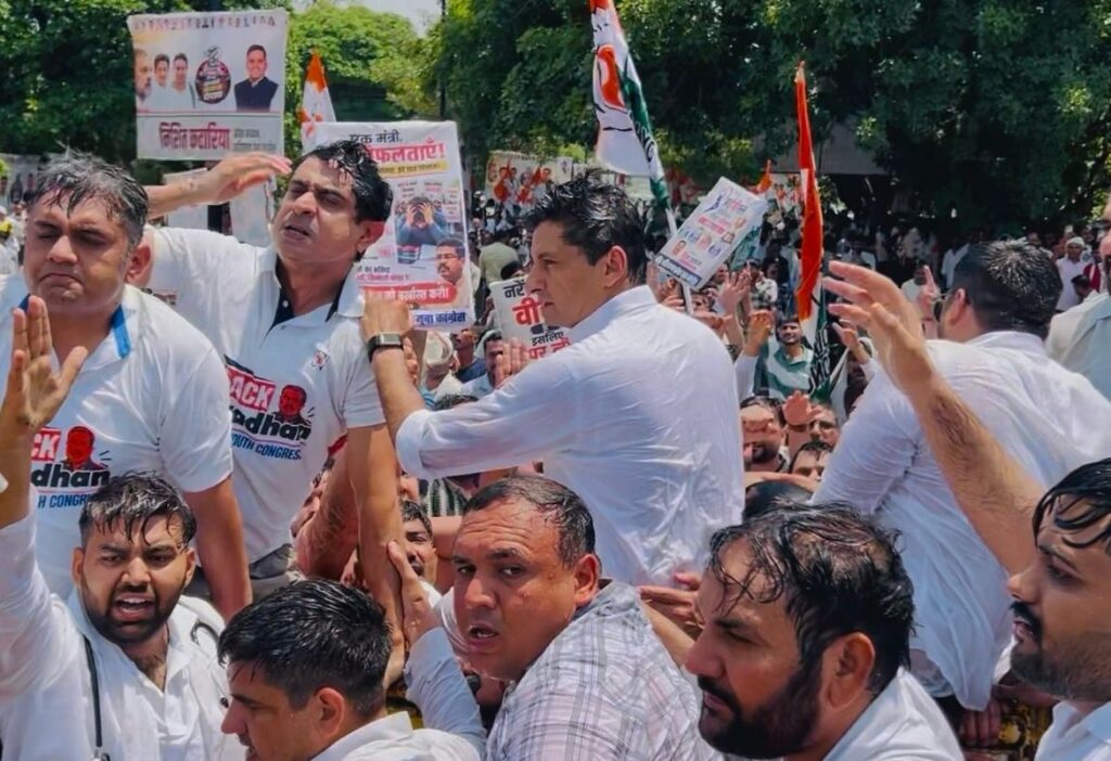 दीपेन्द्र हुड्डा सहित यूथ कांग्रेस के नेताओं कार्यकर्ताओं को पुलिस ने सामूहिक रूप से लिया हिरासत में