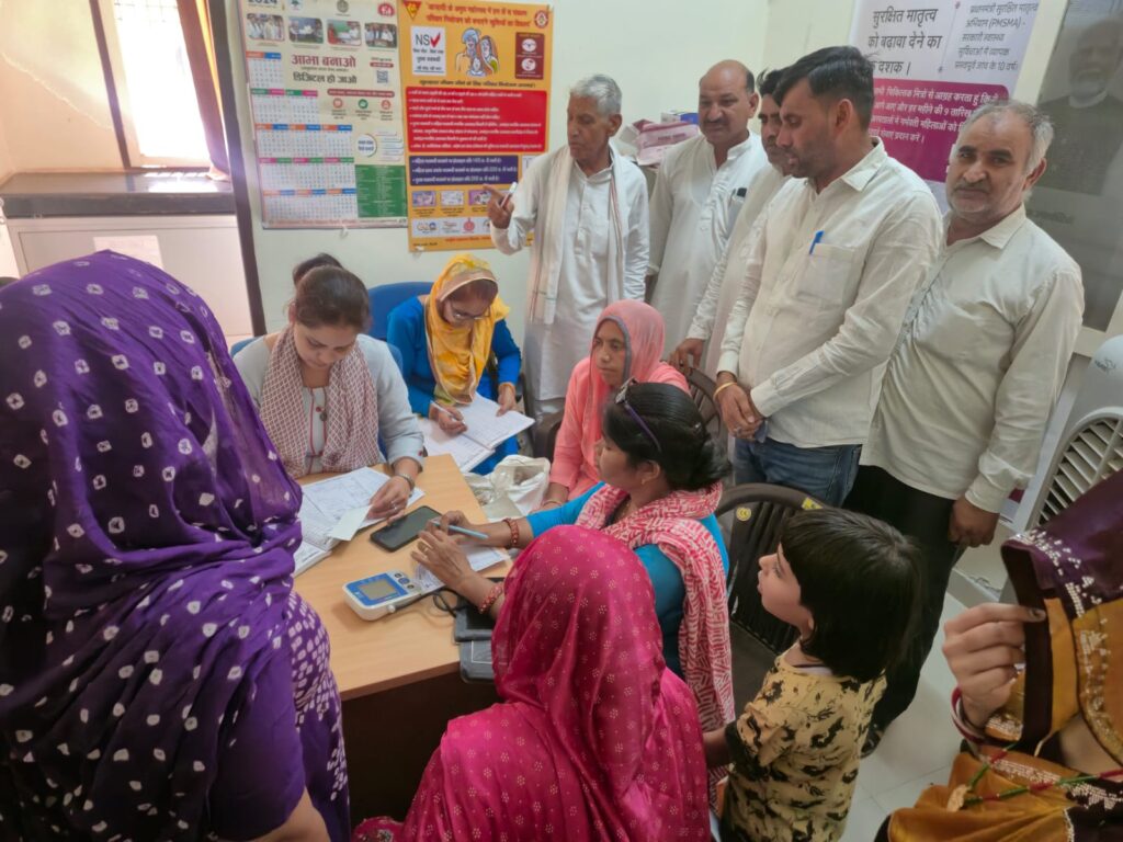 किरण चौधरी के प्रतिनिधि एडवोकेट हरिसिंह सांगवान ने मौके पर पंहुचकर चिकित्सा शिविर का जायजा लिया