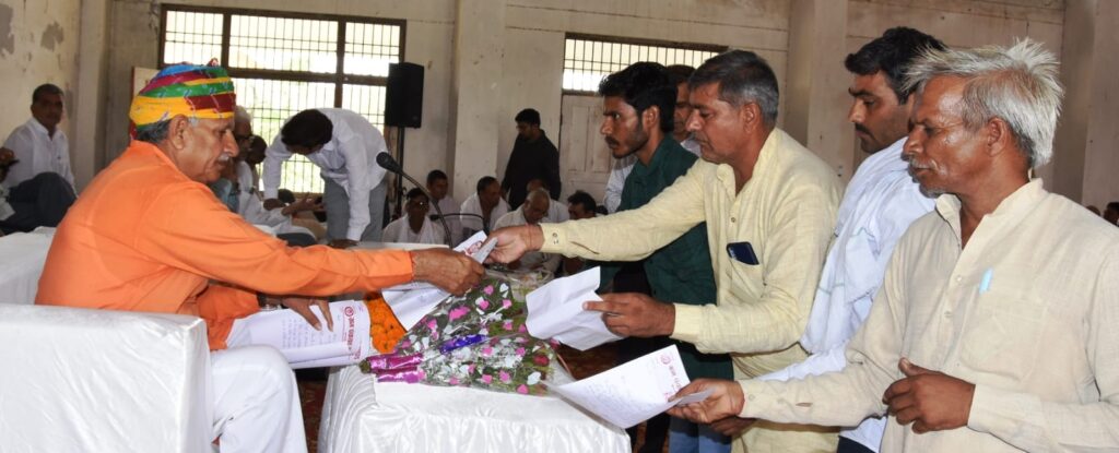 तोशाम के गांव कैरू में जनसंवाद कार्यक्रम के दौरान ग्रामीणों को संबोधित करते सांसद धर्मबीर सिंह