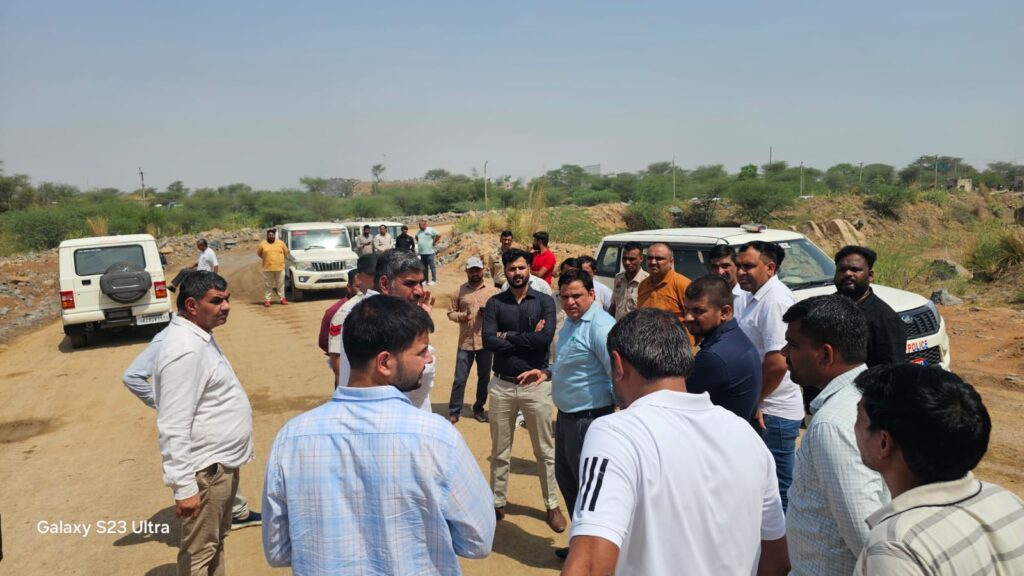 खानक पहाड़ में खनन अनियमितताओं की शिकायत पर एसडीएम का औचक निरीक्षण, अधिकारियों को दिए सख्त निर्देश एसडीएम संदीप कुमार ने मौके का निरीक्षण किया।