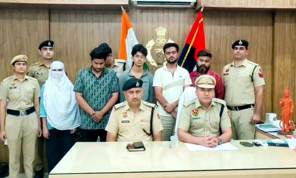 गुरुग्राम साइबर ठगी गिरोह का भंडाफोड़, दिल्ली से 5 आरोपी गिरफ्तार गुरुग्राम साइबर थाना दक्षिण पुलिस ने क्रेडिट कार्ड लिमिट बढ़ाने के नाम पर फर्जी लिंक भेजकर ठगी करने वाले गिरोह का पर्दाफाश करते हुए दिल्ली से 5 आरोपियों को गिरफ्तार किया है।