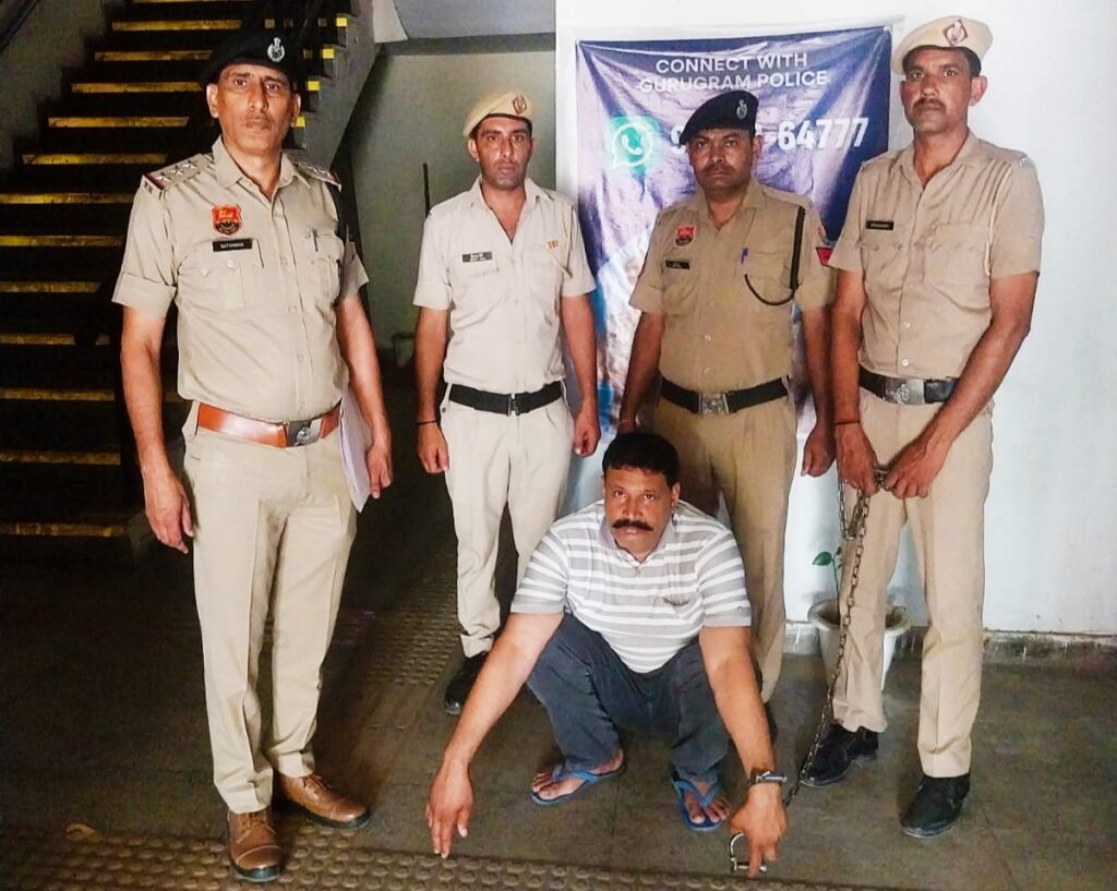 गुरुग्राम में पारिवारिक विवाद बना खूनी वारदात पिता ने पत्नी और बेटे को गोली मारकर की हत्या पुलिस ने शिकायत के आधार पर मामला दर्ज कर कार्रवाई शुरू की और रविवार को आरोपी अनिल तंवर (56 वर्ष) निवासी अशोक विहार फेज-3, गुरुग्राम को गिरफ्तार कर लिया।