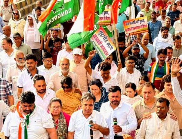 गुरुग्राम में सरकारी अस्पताल की मांग को लेकर कांग्रेस का पैदल मार्च निर्माण में देरी पर सरकार को घेरा गुरुग्राम मांगे सरकारी अस्पताल...अस्पताल के निर्माण पर कांग्रेसियों का प्रदर्शन