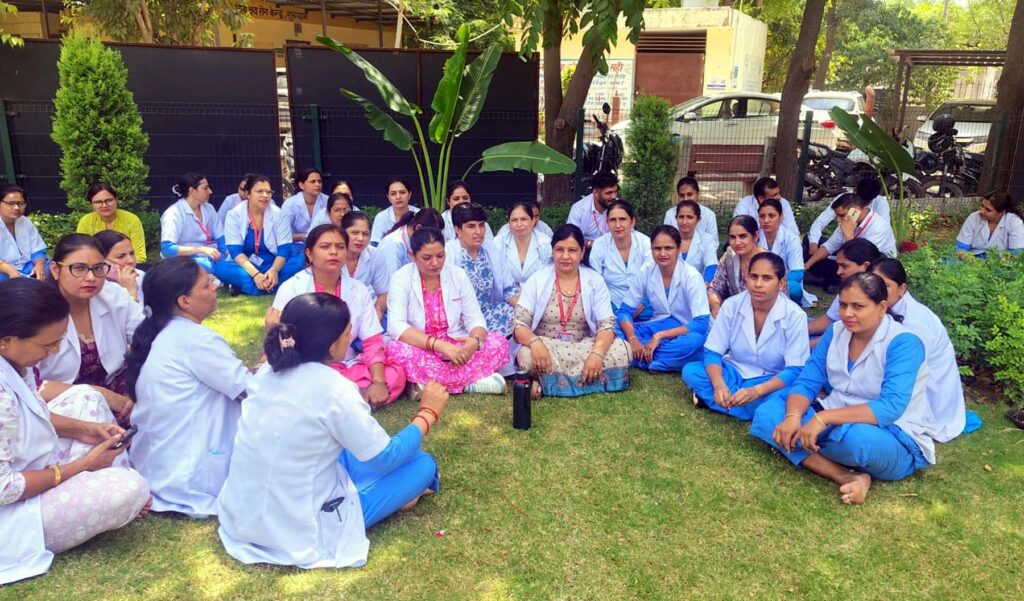 हरियाणा में नर्सिंग ऑफिसर्स की हड़ताल रेणु भाटिया के इस्तीफे की मांग तेज हरियाणा महिला आयोग की अध्यक्ष रेणु भाटिया की कथित टिप्पणी के विरोध में प्रदेशभर के नर्सिंग ऑफिसर्स ने दो घंटे की सांकेतिक हड़ताल की