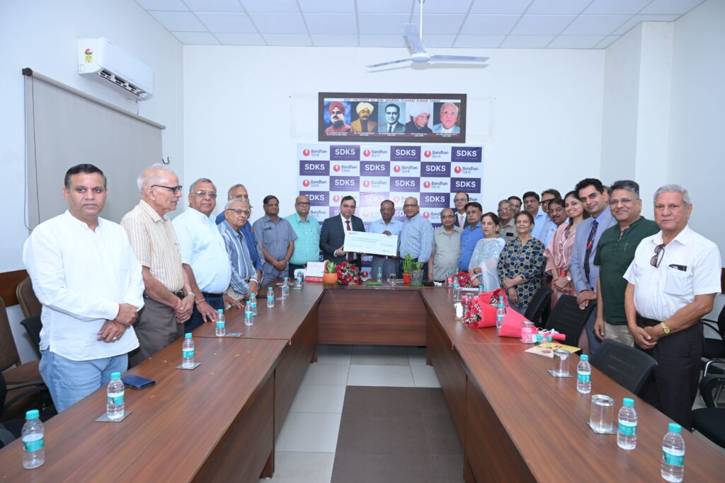 बंधन बैंक ने पटियाला के स्कूल में साइंस लैब के लिए दी CSR सहायता रजिंदर कुमार बब्बर ने श्री सनातन धर्म कुमार सभा के अध्यक्ष श्री बाल कृष्ण सिंगला को यह सीएसआर अनुदान सौंपा।