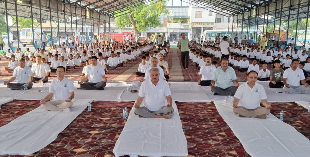 टोहाना में योग दिवस समारोह, विधायक रणधीर पनिहार ने किया योगाभ्यास