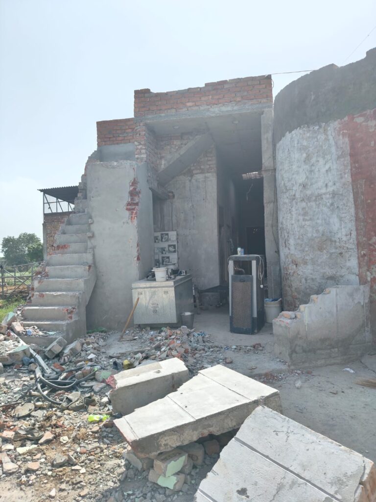 नरवाना में चमेला कॉलोनी पर संयुक्त छापेमारी 7 मकानों में बिजली चोरी पकड़ी, 25 अवैध पानी कनेक्शन काटे जन स्वास्थ्य विभाग की टीम ने अवैध रूप से लगाए गए 25 पानी के कनेक्शनों को मौके पर ही काट दिया,