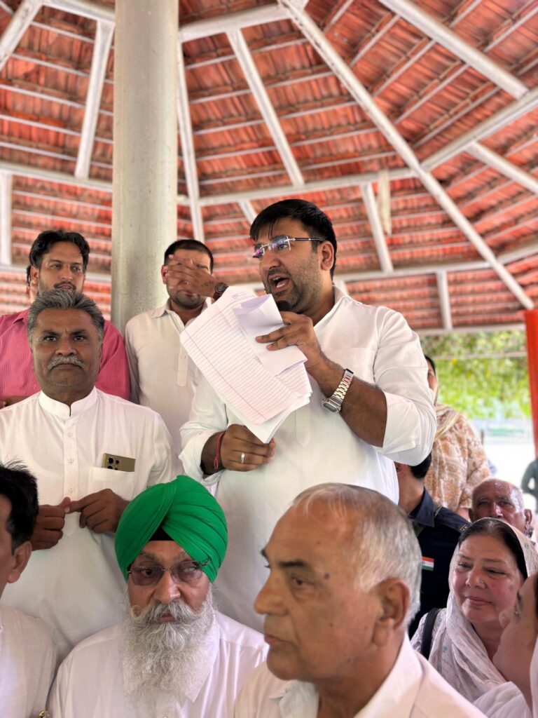 बदतमीजी बर्दाश्त नहीं करूंगा”, सिरसा में अधिकारियों पर बरसे अर्जुन चौटाला अर्जुन चौटाला