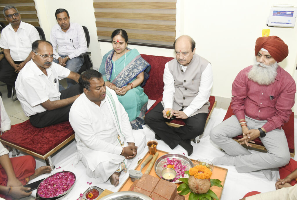 कुवि कुलगुरु ने किया रोज़ गार्डन कैफेटेरिया का शिला पूजन