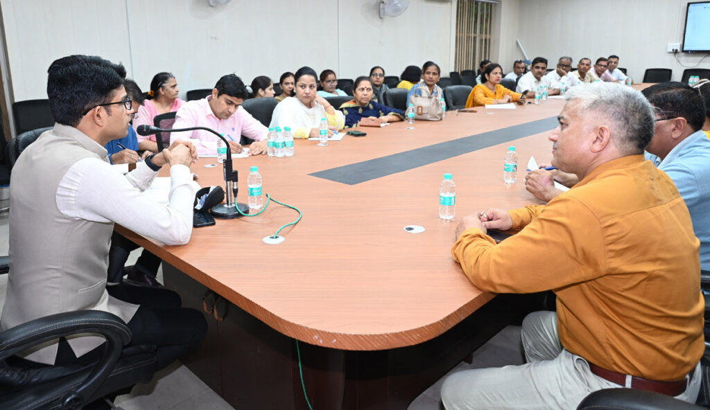 सोनीपत SIR-2026 में लापरवाही पर कार्रवाई, 14 जुलाई तक पूरा करें कार्य सोनीपत। अतिरिक्त उपायुक्त अजय चोपड़ा सुपरवाईजरों की बैठक लेते हुए।
