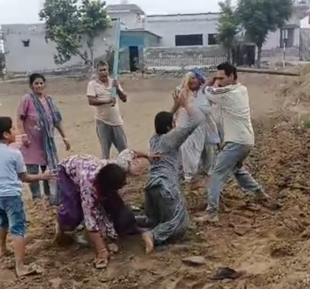 कलायत के गांव शिमला में खेत के मकान में घुसकर महिला पर लाठी-डंडों से हमला, पति और देवर पर गंभीर आरोप सोशल मीडिया पर वायरल घटना से जुड़ा दृश्य-कलायत के गांव शिमला में खेत के मकान में घुसकर महिला पर लाठी-डंडों से हमला, पति और देवर पर गंभीर आरोप
