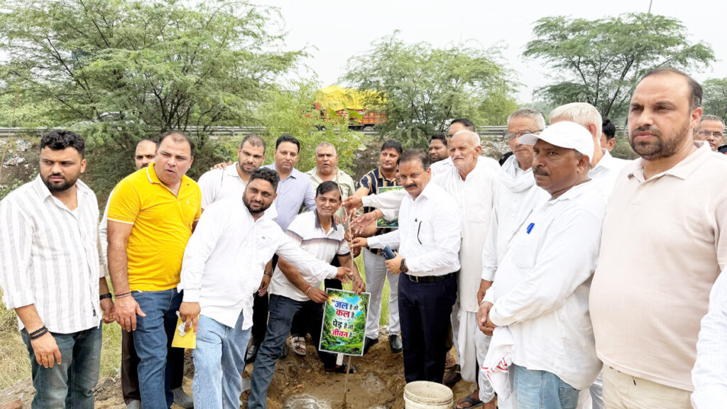 हरियाणा के 72 गांवों में मानसून पौधारोपण अभियान, खट्टर बोले—जनभागीदारी ही असली ताकत सोनीपत। पौधारोपण करते मुख्यमंत्री हरियाणा के ओएसडी वीरेंद्र बढ़खालसा।