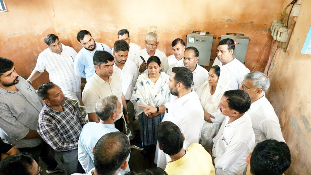 सोनीपत विधायक निखिल मदान का औचक निरीक्षण, लापरवाह एजेंसियों पर सख्त सोनीपत। बूस्टिंग स्टेशन पर अधिकारियों से बात करते विधायक निखिल मदान।