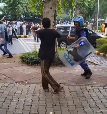 प्रदर्शनकारी ने दिल्ली पुलिस से कहा: "काइको मार रहा है....पागल है? गोली मार दे इसे अच्छा" प्रदर्शनकारी ने दिल्ली पुलिस से कहा: "काइको मार रहा है....पागल है? गोली मार दे इसे अच्छा"