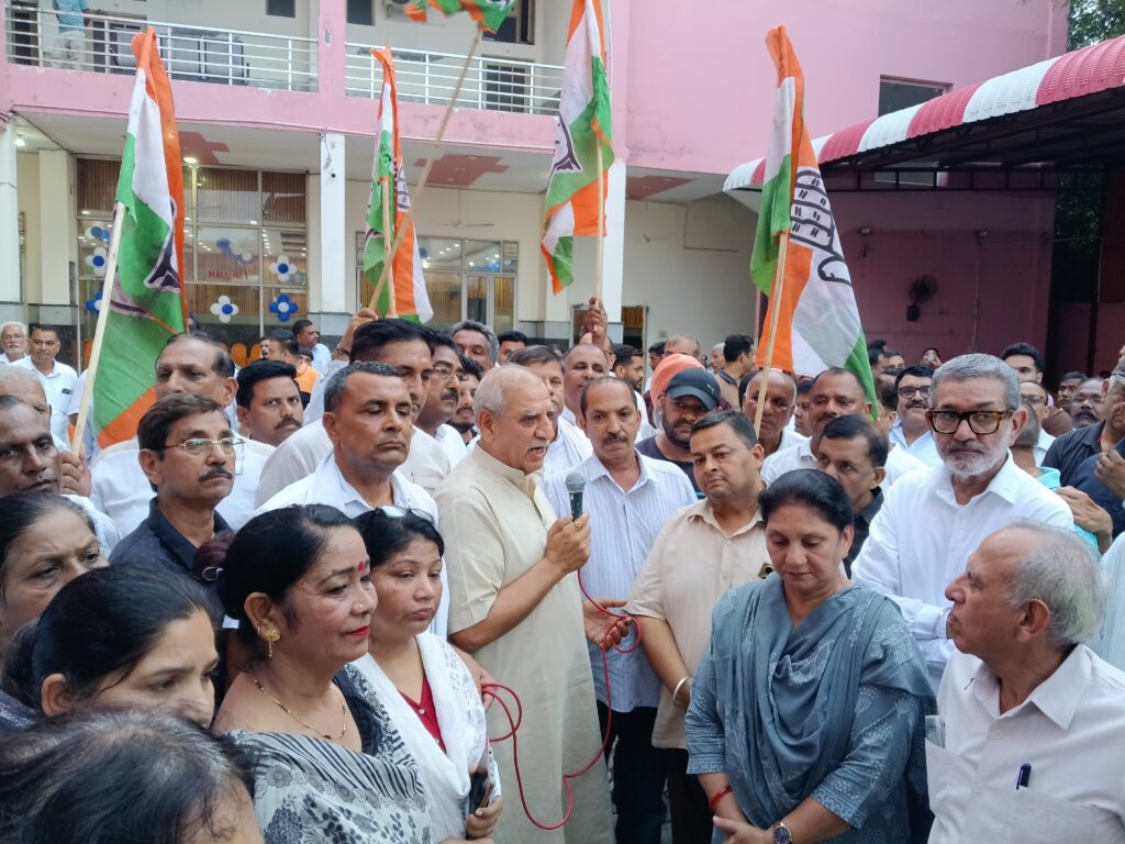 छात्रों की जीत लोकतंत्र और युवाओं के संघर्ष की जीत: कुरुक्षेत्र में कांग्रेस ने निकाला विजय जुलूस राष्ट्रपिता महात्मा गांधी की प्रतिमा पर माल्यार्पण करते हुए जिला अध्यक्ष मेवा सिंह एवं कांग्रेस विधायकगण