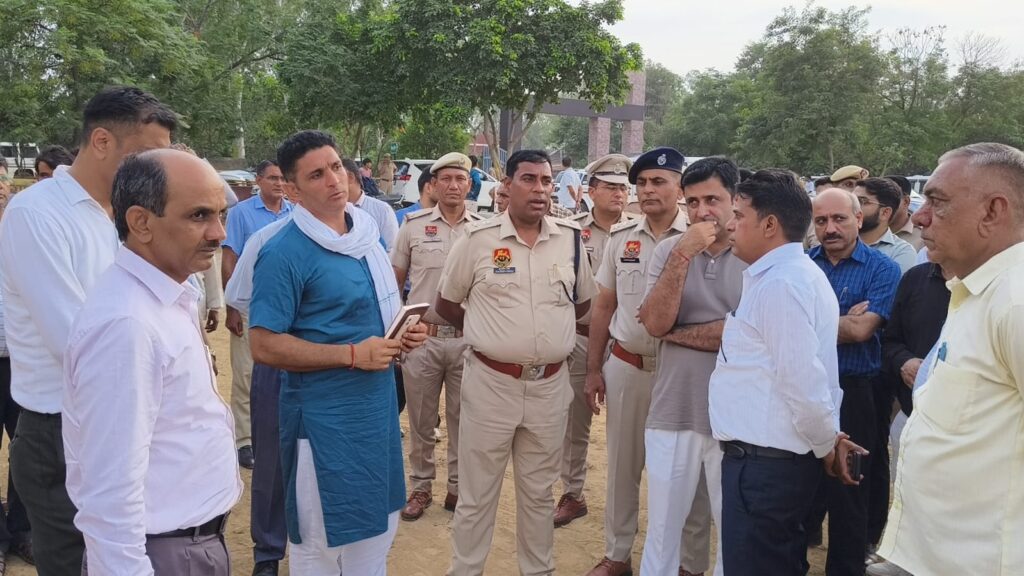 मुख्यमंत्री के उझाना दौरे की तैयारियां तेज, एसपी व दोनों एसडीएम ने सभा स्थल मुख्यमंत्री हरियाणा के उझाना कार्यक्रम को लेकर एसपी और एसडीएम ने सभा स्थल का निरीक्षण किया