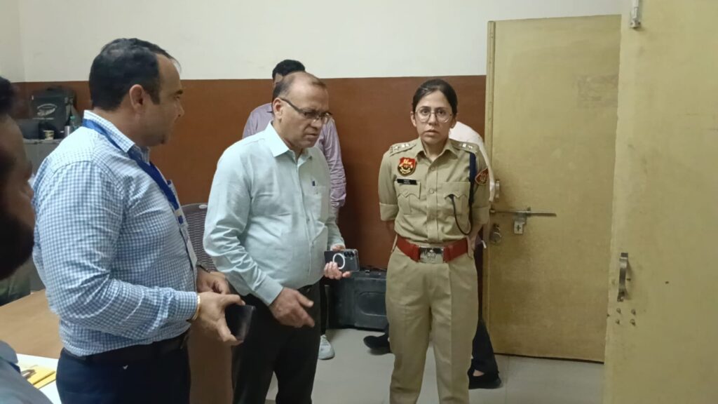 फतेहाबाद। विभिन्न परीक्षा केंद्रों का निरीक्षण कर व्यवस्थाओं का जायजा लेते हुए डीसी डॉ. विवेक भारती। साथ हैं एसपी निकिता खट्टर।