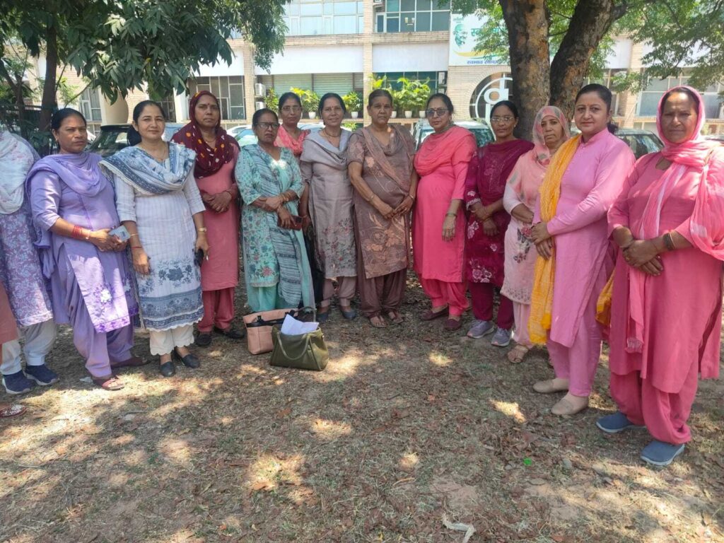 जाखल में नौ महीने से मानदेय नहीं मिलने पर आंगनबाड़ी वर्करों-हेल्परों का सरकार के खिलाफ प्रदर्शन जाखल में 9 माह से वेतन न मिलने से गुस्साई आंगनवाड़ी वर्कर