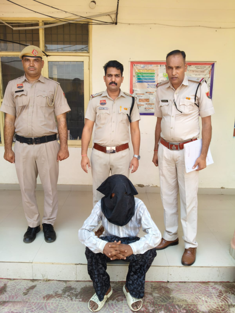 चोरी मामले में पुलिस काबू किए आरोपी के साथ