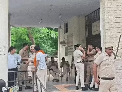 फतेहाबाद में कोर्ट परिसर को बम से उड़ाने की धमकी फतेहाबाद कोर्ट परिसर को उड़ाने की मिली धमकी के बाद तैनात पुलिस