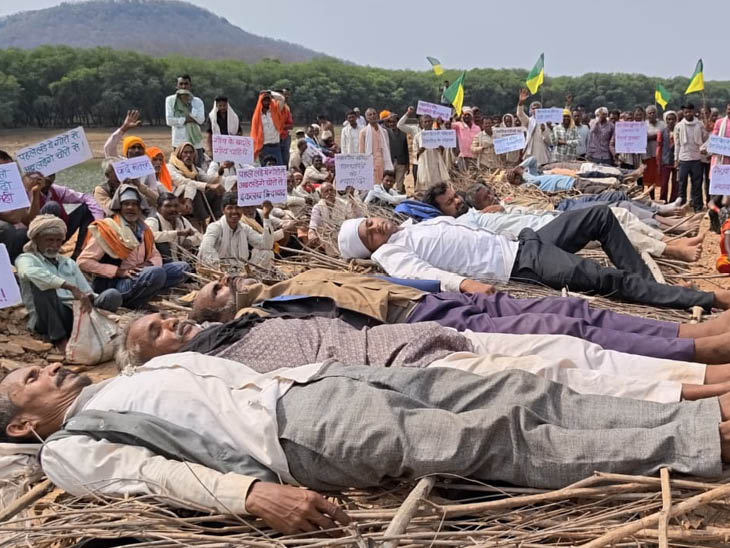 केन-बेतवा परियोजना: पानी में क्यों ‘चिता आंदोलन’ कर रहे आदिवासी? केन-बेतवा नदी जोड़ो परियोजना: विकास के बड़े दावों के बीच सुलगता आदिवासियों का 'चिता आंदोलन' और पुनर्वास का सच