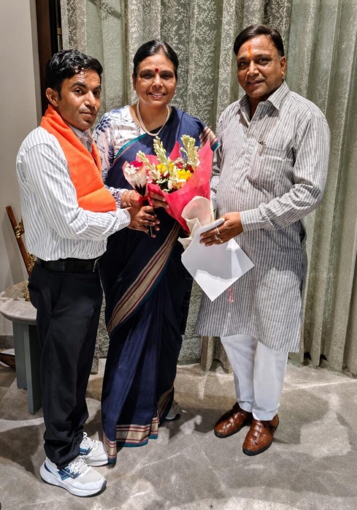 जींद आएंगे 17 जुलाई को मोदी नरवाना रेलवे स्टेशन और विकास परियोजनाओं की देंगे सौगात नरवाना : भाजपा जनकल्याण मंच के पदाधिकारी भाजपा प्रदेश अध्यक्ष डॉ. अर्चना गुप्ता से मुलाकात दौरान (छाया : जेठी)