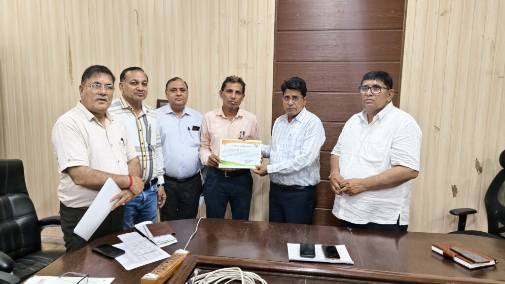 नरवाना विधानसभा क्षेत्र में एसआईआर प्रक्रिया का कार्य अब अपने आखिरी दौर में है। नरवाना : निर्वाचन पंजीयन अधिकारी एवं एसडीएम जगदीश चंद्र शुक्रवार को लघु सचिवालय सभागार में बैठक लेते हुए ।